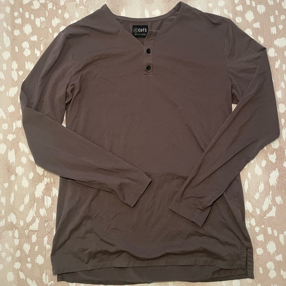 Cuts Men’s Dark Grey Long Sleeve Split-Hem Henley in size Medium.
